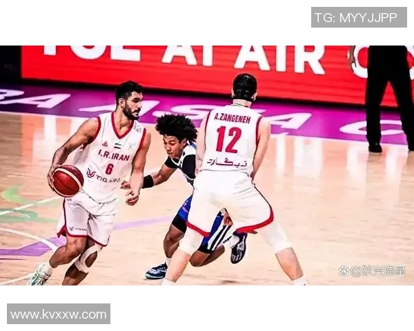 中国与伊朗比赛主裁判的判罚争议引发热议与讨论