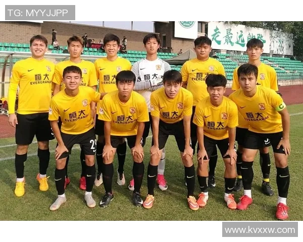 哈维西蒙斯的崛起之路：从青训天才到足球新星的精彩旅程